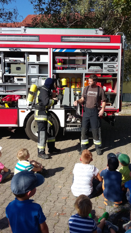 Bücherkiste besucht Feuerwehr